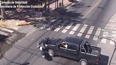 Rincón de Milberg: las cámaras del COT captaron un accidente de tránsito entre una camioneta y una moto