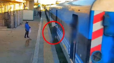Moreno: Una pasajera intento subir con el tren en movimiento, salvo su vida de milagro