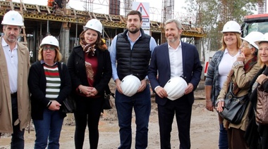 Lucas Delfino y Rogelio Frigerio, recorrieron junto a vecinos, las obras de extensión de agua y cloaca en Hurlingham