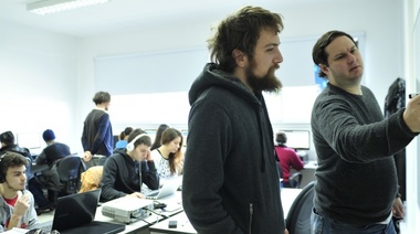 Vicente López y Grupo Telecom capacitan a jóvenes en oficios digitales