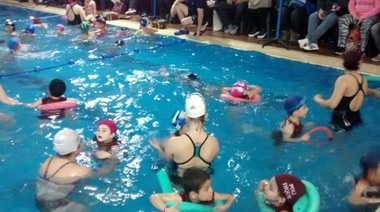 Los más chicos aprenden a nadar en los polideportivos de Tigre