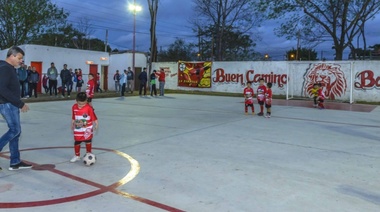 Zabaleta inauguró un nuevo playón deportivo en un club de barrio Luna