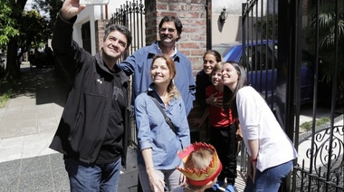 Soledad Martinez, Jorge Macri y Leonardo Sarquís agradecieron a los vecinos de Olivos con un nuevo timbreo