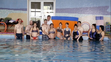 Zabaleta visitó a las participantes del programa municipal de aquagym para embarazadas “Panza al agua”