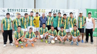 Julio Zamora entregó indumentaria deportiva al Benavidez Fútbol Club