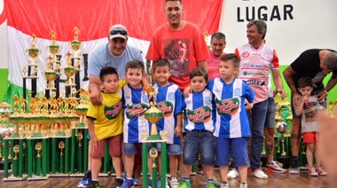 Zabaleta entregó los trofeos de la Liga de Fútbol Infantil de Hurlingham junto a jugadores del Club Deportivo Morón