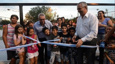 Julio Zamora inauguró los nuevos juegos y la estación aeróbica en la plaza de Ricardo Rojas