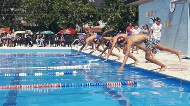 Los chicos del polideportivo Dique Luján demostraron su aprendizaje en natación