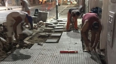 Sigue la renovación de las veredas del centro Comercial.