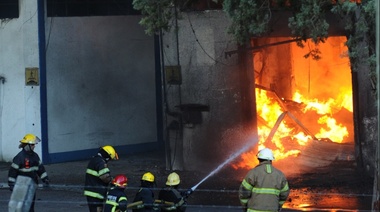 La rápida detección de las cámaras del COT permitió controlar un feroz incendio en una fábrica de El Talar