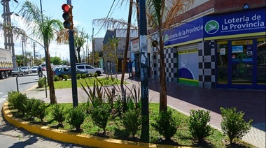El Municipio renueva veredas y construye dársenas de estacionamiento en la calle Sobremonte