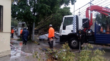 Ante las fuertes tormentas, el Comité de Crisis de San Martín trabaja en distintos barrios