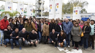 Leo Nardini acompañó a docentes en una recorrida por la planta de biodiesel de Malvinas Argentinas.