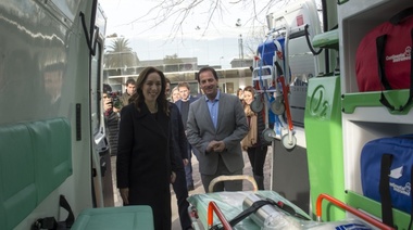 Vidal visitó una unidad de diagnóstico precoz en Escobar y entregó dos ambulancias de alta complejidad