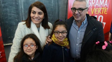 Julio Zamora entregó más de un centenar de anteojos a alumnos de escuelas de Don Torcuato y General Pacheco