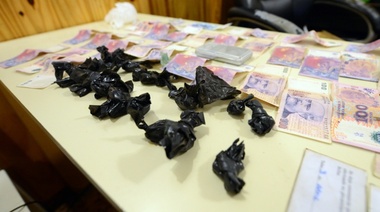 Con drogas, dinero efectivo y una granada, desarticularon a una banda en Troncos del Talar