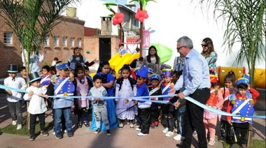 Julio Zamora inauguró los nuevos juegos del jardín N° 921 de Don Torcuato