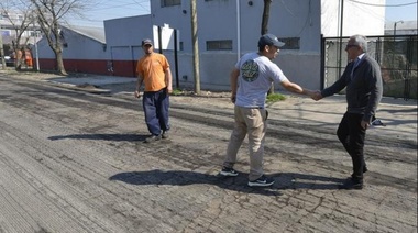 Asfaltos en los barrios: Julio Zamora supervisó tareas en Ricardo Rojas