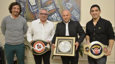 Julio Zamora recibió a Gustavo Balbuena, campeón sudamericano de kickboxing