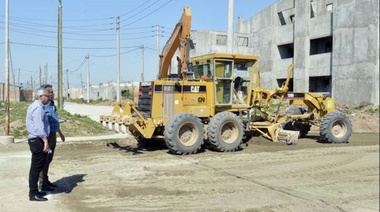 Obras municipales en los barrios: Julio Zamora dialogó con vecinos de Troncos del Talar y supervisó nuevos asfaltos en la localidad