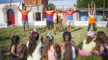 Los chicos del barrio La Cava disfrutaron con la obra "Valor en Vereda"