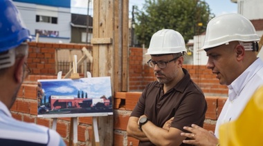 Diego Valenzuela y el Diputado Cesar Torres recorrieron  la obra de reconstrucción del Centro de Salud Nº 1 de Ciudadela
