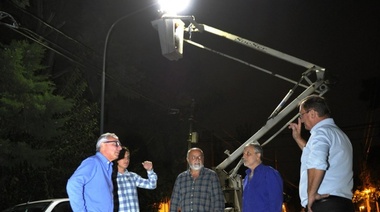En General Pacheco, Julio Zamora verificó la colocación y funcionamiento de nuevas luminarias públicas