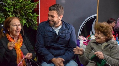 Lucas Delfino junto a las Abuelas Tejedoras de Hurlingham
