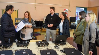 Concejales de Cambiemos donaron computadoras a instituciones educativas de Hurlingham junto a la diputada Barbieri