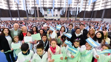 Luis Andreotti encabezó la Promesa a la Bandera con más de 3 mil de alumnos