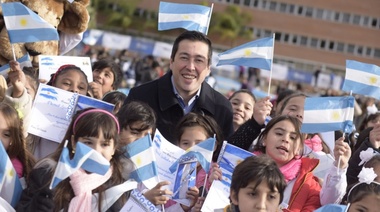Malvinas Argentinas: 3 mil niños prometieron lealtad a la bandera