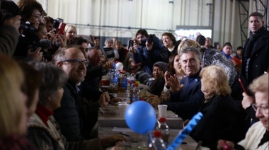 Macri compartió un guiso de lentejas con jubilados de Tres de Febrero