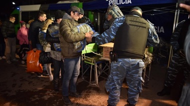 Policía y Defensa Civil de la Provincia de Buenos Aires entregaron abrigo y colación caliente a los más desprotegidos