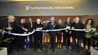En una velada histórica, Julio Zamora inauguró el Teatro Municipal en Benavídez
