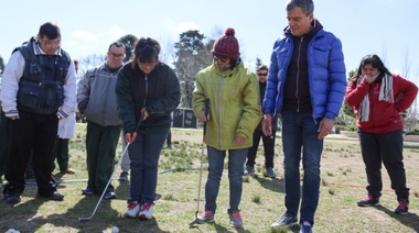 Zabaleta visitó a las personas que forman parte del programa municipal de Golf Terapéutico Integrado