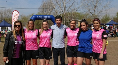 San Isidro: cientos de jugadoras en el torneo de fútbol femenino "Pink Soccer"