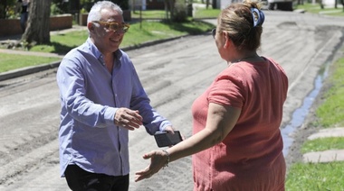 Julio Zamora recorrió Troncos del Talar, donde el Municipio realiza obras de pavimento