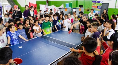 Zabaleta presenció la final del torneo argentino de ping pong para chicos de quinto grado: “Aportamos mesas de tenis para todas las escuelas primarias de Hurlingham”