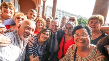 El presidente Alberto Fernández recibió a jubilados de Hurlingham