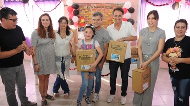 Zabaleta y Katopodis entregaron cajas navideñas en el merendero del barrio Los Milagros