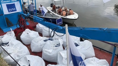 Frente a la pandemia de COVID-19, en barco, Aysa distribuye agua potable en el Delta