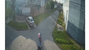 Motochorro arrastro a mujer para robarle la cartera en Loma Hermosa