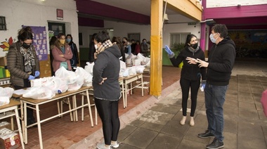 Entregan alimentos y material didáctico en Escuela Santo Domingo de San Isidro