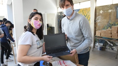 Lucas Ghi entregó netbooks para estudiantes de Morón