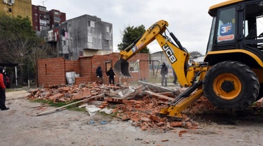 La Municipalidad demolió construcciones ilegales en una plaza tomada del Fuerte Apache