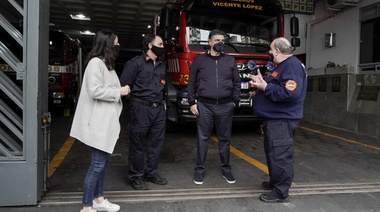 Entrega de equipamiento para los bomberos voluntarios de Vicente López