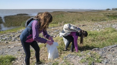 Tras siete meses, voluntarios volvieron a limpiar la costa del río en San Isidro