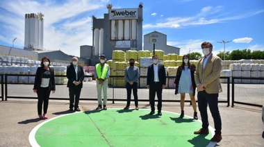 Otermín y Nardini recorrieron la planta de Weber Saint-Gobain en Malvinas Argentinas