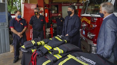 Entrega de nuevos uniformes a bomberos voluntarios