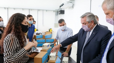 Alberto Fernández recorrió la UNAHUR junto a Zabaleta, Perczyk y Katopodis para conocer los medidores de dióxido de carbono para escuelas